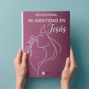 Mujer meditando frente a una Biblia, fortaleciendo su Identidad en Jesús y la gracia de Dios.